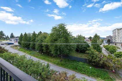 Photo 2 at 404 - 22290 North Avenue, West Central, Maple Ridge