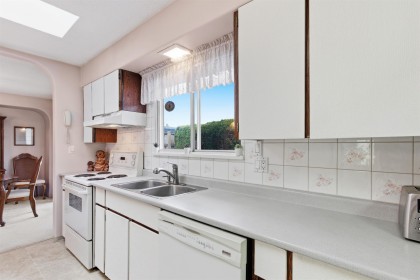 Photo 14 at 22641 Brown Avenue, East Central, Maple Ridge