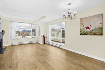 Photo 1 at 404 - 2340 Hawthorne Avenue, Central Pt Coquitlam, Port Coquitlam