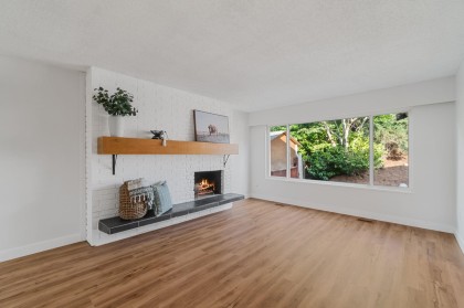 Photo 2 at 1431 Elinor Crescent, Mary Hill, Port Coquitlam