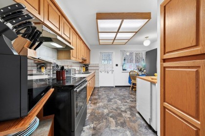 Photo 5 at 3833 Killarney Street, Lincoln Park PQ, Port Coquitlam