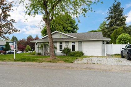 Photo 3 at 22641 Kendrick Loop, East Central, Maple Ridge