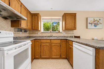 Photo 11 at 20377 Kent Street, Southwest Maple Ridge, Maple Ridge