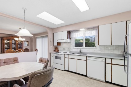 Photo 13 at 22641 Brown Avenue, East Central, Maple Ridge