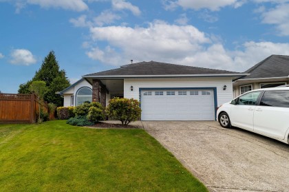 Photo 2 at 19660 Cedar Lane, Mid Meadows, Pitt Meadows