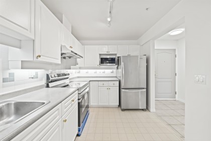 Photo 3 at 301 - 1669 Grant Avenue, Glenwood PQ, Port Coquitlam