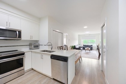 Photo 3 at 305 - 22577 Royal Crescent, East Central, Maple Ridge