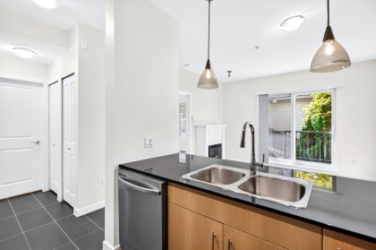 Photo 5 at 210 - 22290 North Avenue, West Central, Maple Ridge