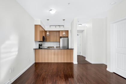 Photo 9 at 210 - 22290 North Avenue, West Central, Maple Ridge