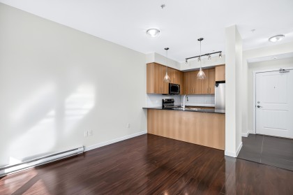 Photo 10 at 210 - 22290 North Avenue, West Central, Maple Ridge