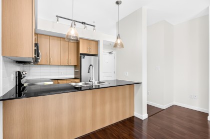 Photo 8 at 210 - 22290 North Avenue, West Central, Maple Ridge