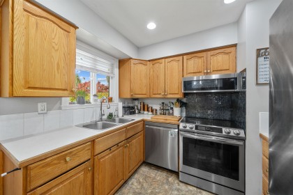 Photo 9 at 12347 Greenwell Street, East Central, Maple Ridge
